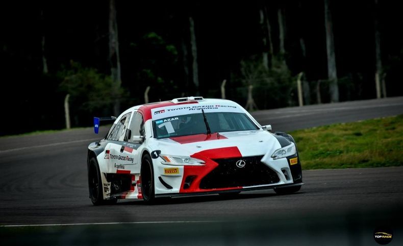A TODA MARCHA. El Toyota Lexus de Azar durante la clasificación del TRV6.
