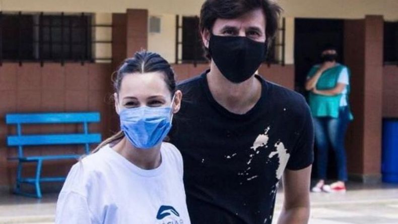 PAREJA. Pampita, junto a su esposo Roberto García Moritán, participando de la actividad solidaria en el Hogar Santa Marta. .