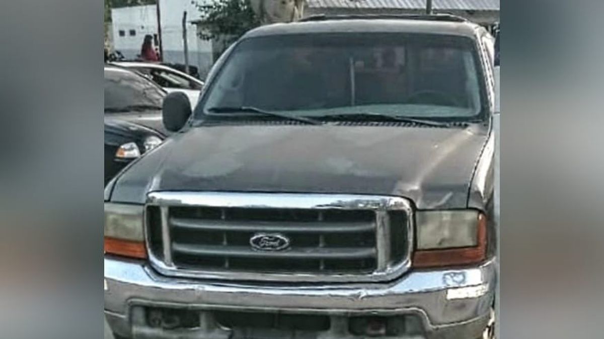 Detienen a dos mecánicos por el robo de una camioneta