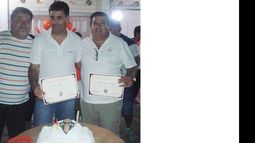 BRINDIS. El presidente Guzmán, junto al DT Oliva y Barrios..