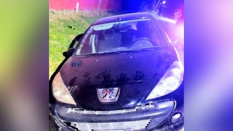 En la persecución policial, el rodado terminó cayendo a una zanja. .