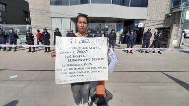 MOVILIZACIÓN. La hermana de Sofi Fernández llevó sus reclamos al juez.
