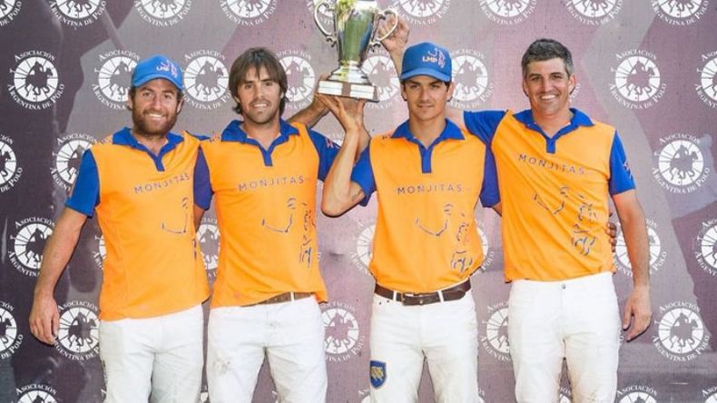 CAMPEÓN. El cuarteto de Las Monjitas con la Copa Municipalidad..