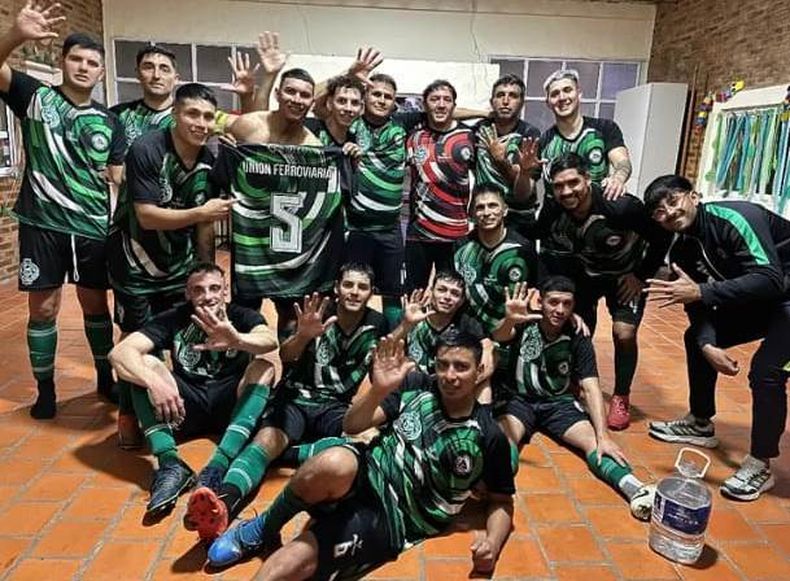 Los jugadores de Ferroviaria festejan en el vestuario la goleada en el Rancho.
