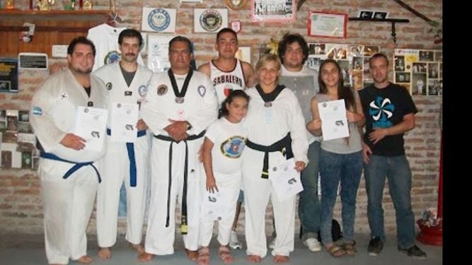 Flores junto a sus alumnos luego de una intensa clase..