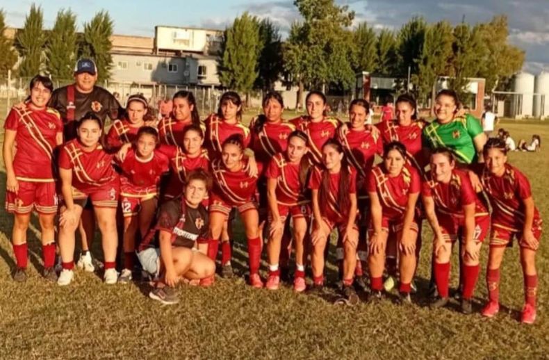 PLANTEL. El técnico Álvarez junto al equipo femenino de Monterrey.