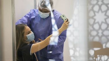Las vacunas de Pfizer serán destinadas a adolescentes sin factores de riesgo. .