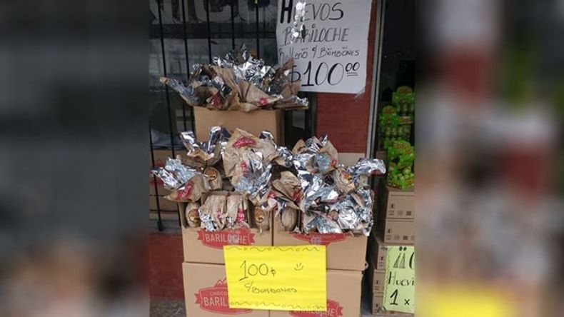OFERTA CALLEJERA. En Pascuas, proliferó la venta de huevos de chocolate..