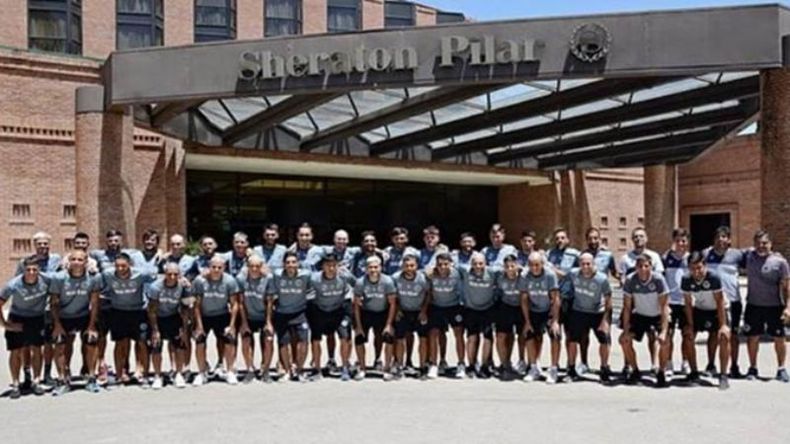 PLANTEL COMPLETO. Todo Real Pilar posa en la fachada del hotel donde concentró..