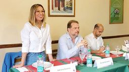 CHARLA. Cáceres con Gasulla y Benedetti, en una pizzería de Pilar..
