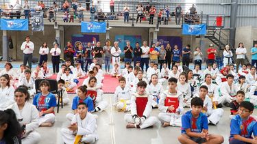 TORNEO. Los chicos y chicas que compitieron en la Copa Regional de Pilar.