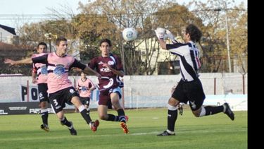 (www.uaiurquiza.com.ar). Aseguró. Mittelman se prepara para atrapar el balón. Fénix cumplió el objetivo..