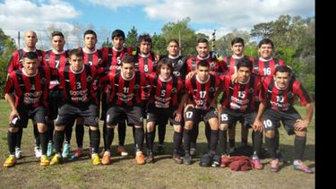 SE TIENE FE. El equipo de Deportivo Villa Rosa que ayer goleó al Ciclón en casa..
