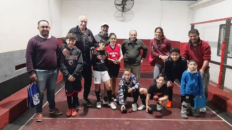 CANCHA. Mancini junto a un grupo de alumnos..