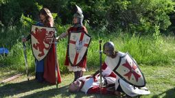 CRUZADOS. Con trajes de la época, los participantes recrearon escenas de batallas medievales..