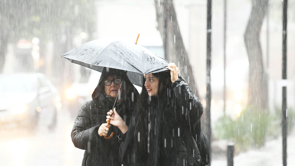 El Servicio Meteorológico Nacional mantiene la advertencia por tormentas en Pilar. El pronóstico anticipa cuándo dejará de llover en la ciudad.