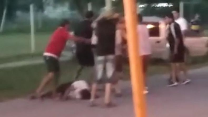 Un joven se desploma luego de recibir una patada en la cabeza..