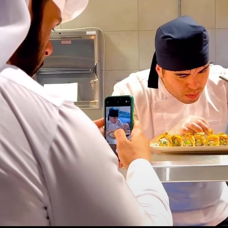 El chef Alan González, dueño de El Nuevo Emperador, durante su experiencia en Qatar.&nbsp;