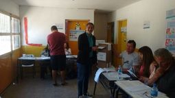 SONRISA. Roldán votó este mediodía en la Escuela Nº 19 de Almirante Irízar. .
