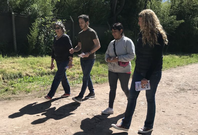 CAMINATA. Neuspiller busca llegar a los barrios en el tramo final de la campaña.