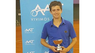 (PILARÁ TENIS CLUB). CAMPEÓN. Gagliardo con el trofeo, en el Club Macabi..