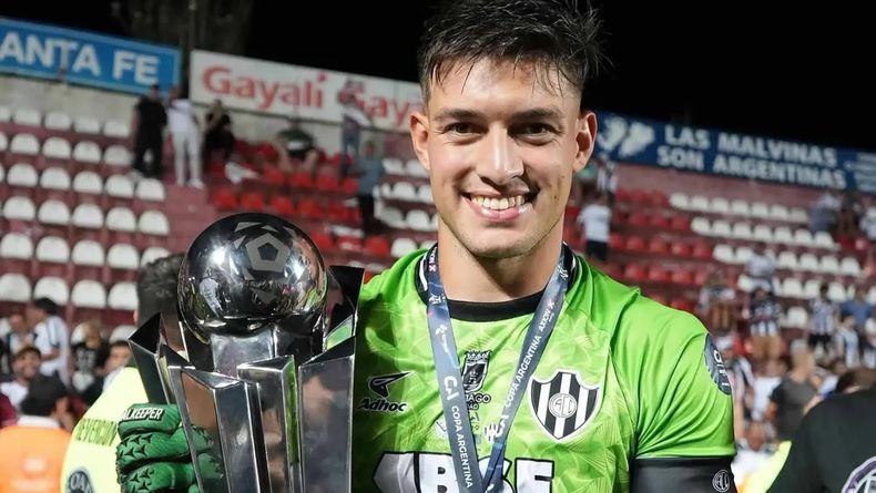 CON LA COPA ARGENTINA. Luis Ingolotti tras consagrarse en Santa Fe con Central Córdoba de Santiago del Estero.