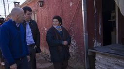 GAS. Ducoté y Kerr visitaron a una vecina que recibió el servicio..