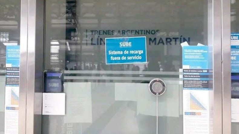 Es solo la línea San Martín. Supongamos que las otras líneas están en perfecto sistema. Muchos dicen que hoy en día se maneja con Mercado Pago, ¿pero no todos nacimos igual señores? Buenos vos podes cargar fácil pero muchos están más pendientes de cargar en una de las estaciones y te encontrás con esto. López Ser Marianito..