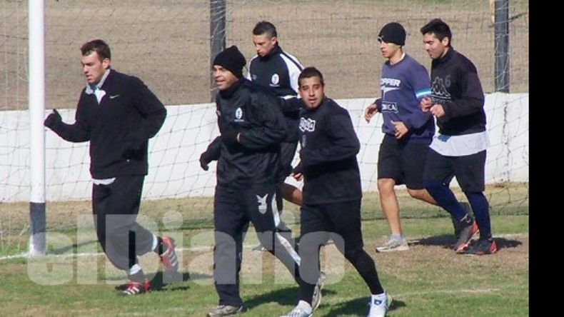 Gil, Bargas y Ruiz encabezan el grupo que trabajó diferenciado, ayer, en el estadio..