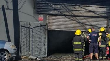 El incendio se inició en una camioneta que el mecánico estaba reparando. Foto @pilaradiario.