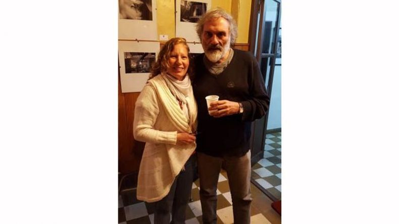 LUZ. La pilarense María Sauzet, en la inauguración del Festival dela Luz que en Pilar tiene su sede en la Escuela Argentina de Fotografía. A su lado, Ricardo Torossian, curadorde la muestra..