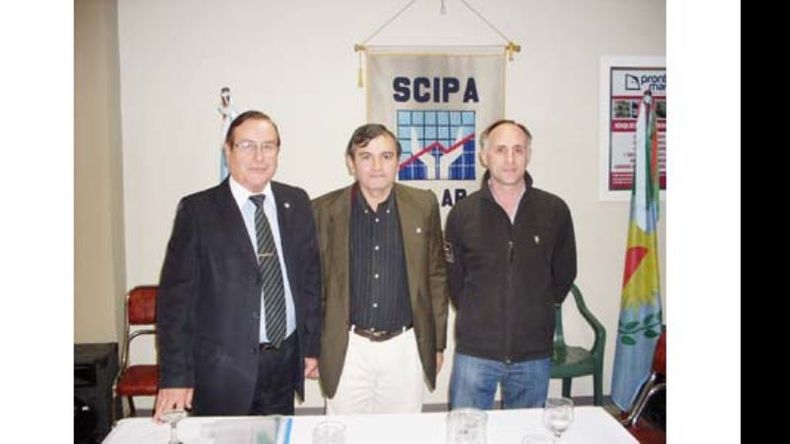 Daniel Castro junto al tesorero Hugo Da Silva (izq.) y al secretario, Santiago Piermarini..
