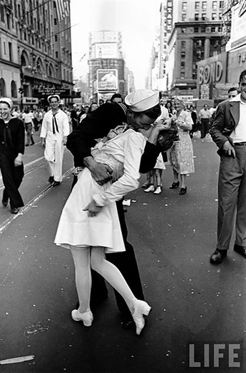 Día internacional del beso: Es la foto del marinero que besa a una enfermera en Times Square el día de la victoria de las fuerzas aliadas durante la Segunda Guerra Mundial