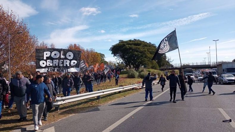Los manifestantes sobre la autopista (foto La Izquierda Diario)..