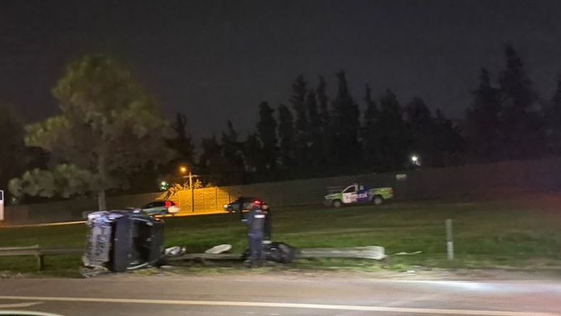Uno de los vehículos involucrados terminó volcado sobre la banquina de la Panamericana.&nbsp;