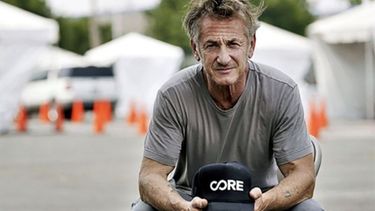 sean penn se une a pie al exodo de los refugiados ucranianos que huyen a polonia