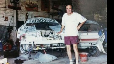 EN EL TALLER. Juan Pozniak, con uno de sus autos de carrera que preparaba..
