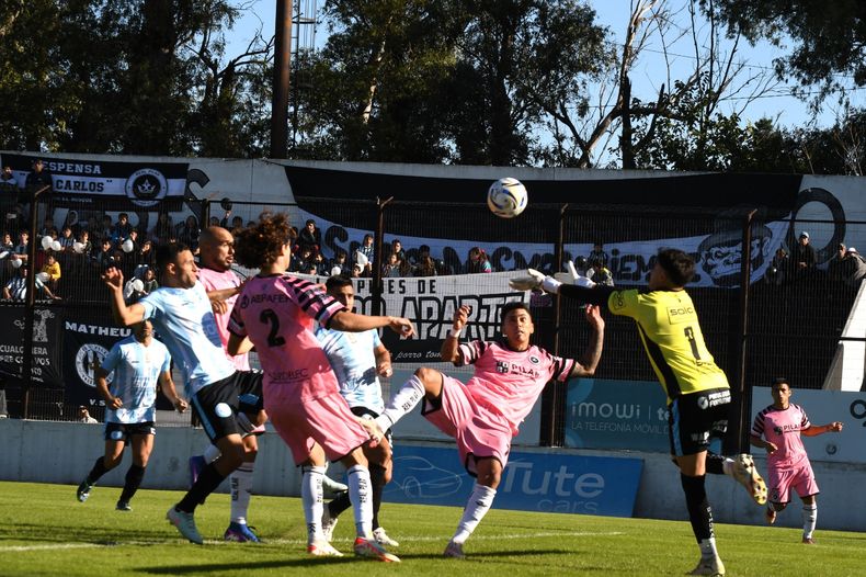 El arquero Tello llega antes que Federico Martínez, Marcos Riquelme y Gerónimo Govi.
