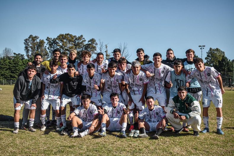 PLANTEL. La Tercera de Real Pilar logró la meta de entrar al playoff.
