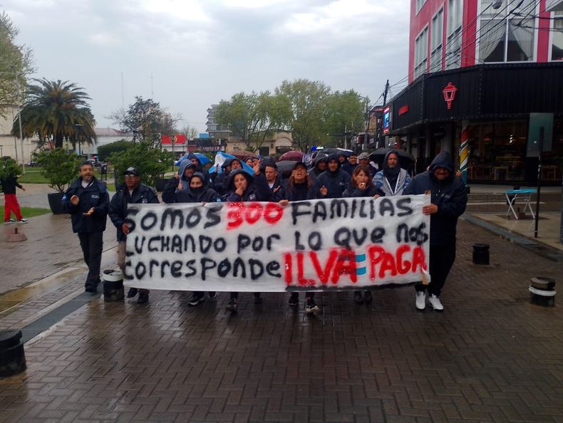 MARCHA. Los trabajadores de ILVA se movilizaron este viernes bajo la lluvia.