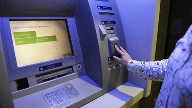 Los servicios en los bancos se verán limitados en el último día del año. ¿Qué pasa con los canales digitales, billeteras virtuales y cajeros automáticos?