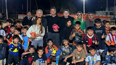 DAN PELOTA. Los dirigentes entregaron material deportivo a chicos de Villa Rosa.
