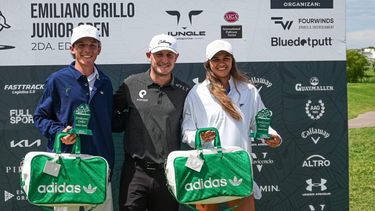 PREMIADOS. Emiliano Grillo con los campeones Bautista Gabioud y Maitri Peychaux en Pilará GC. PREMIADOS. Emiliano Grillo con los campeones Bautista Gabioud y Maitri Peychaux en Pilará GC.