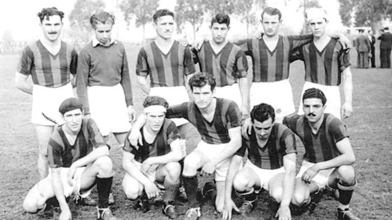 Formación del Club San Lorenzo de Pilar en la década de 1940. Minutos después de la foto, derrotarían a Atlético en el clásico, adjudicándose la liga local..