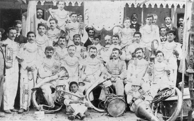 La banda de música “Lira Argentina de Pilar”, en 1908, creada en la Sociedad Italiana. Su director era Vittorio Vergani.