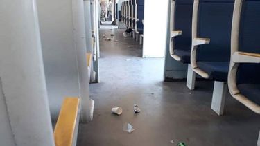 Atención usuarios: recordá que para que tengas un viaje placentero en el tren San Martín, debés tener permiso para circular, barbijo, antitetánica y vacunas por la mugre que hay, tubo de oxígeno, chaleco antibala, casco protector y aprendete el Padre Nuestro de memoria para ir rezando de que llegues vivo y no te afanen por la ventana. Qué trencito que tenemos. Nacho Arcelus..