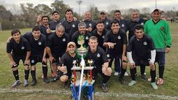 TRICAMPEONES. Deportivo La Lonja posa con el trofeo de Súper Senior..