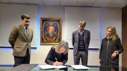 La firma del convenio entre la Universidad Austral y el Instituto Leloir. La firma del convenio entre la Universidad Austral y el Instituto Leloir.