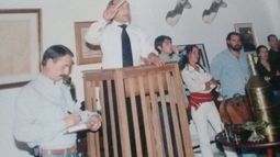 VUELVE A TRABAJAR. Gastón Ruso, años atrás, durante un remate. Hoy retoma la actividad..