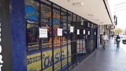 A LA ESPERA. Los comercios solicitan medias de apertura..